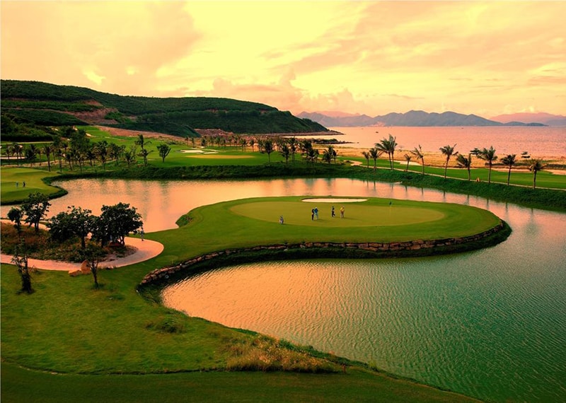 Hệ thống sân Golf với tầm nhìn ngoạn mục - vinpearl resort nha trang