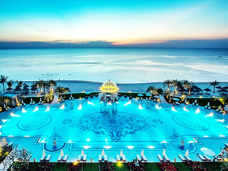 Hồ bơi rộng lớn và sang trọng của Gofl & Resort Vinpearl Phú Quốc 