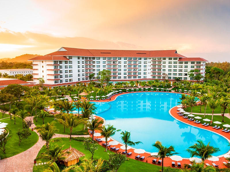 Kiến trúc mái ngói đỏ Á Châu gần gũi tại Vinpearl Phú Quốc Resort & Villas.